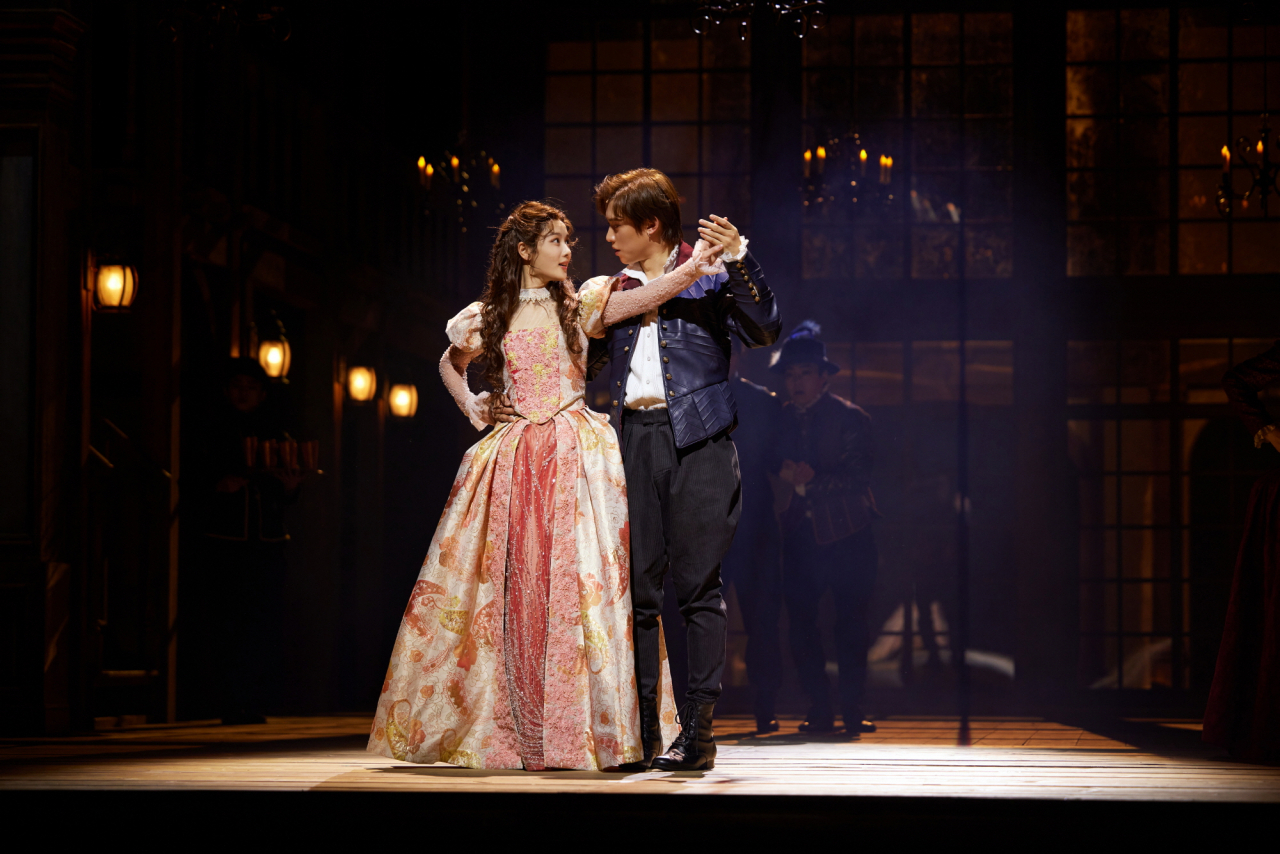Actor Kim Yoo-jung (left) plays Viola De Lesseps in the Korean production of “Shakespeare in Love." (Shownote)
