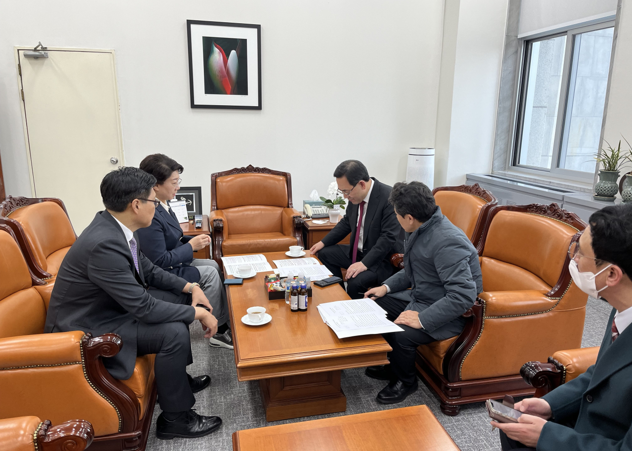 이달희 경북도 경제부지사가 7일 국회를 방문해 지역 현안사업 추진상황에 대해 설명, 적극적인 지원을 요청하고 있다.[경북도 제공]