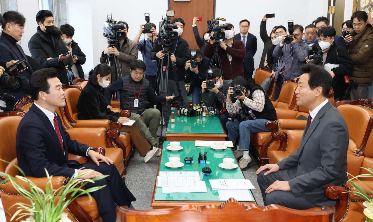 오세훈 서울시장이 8일 오후 무임승차에 대한 협의를 위해 국회 기재위원장실을 방문, 윤영석 기재위원장과 대화하고 있다. [연합]
