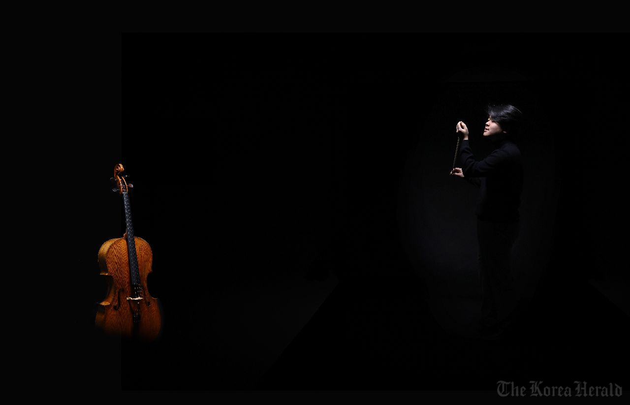 Cellist Han Jae-min poses for photos during an interview with the Korea Herald on Feb. 2. (Park Hae-mook/The Korea Herald)