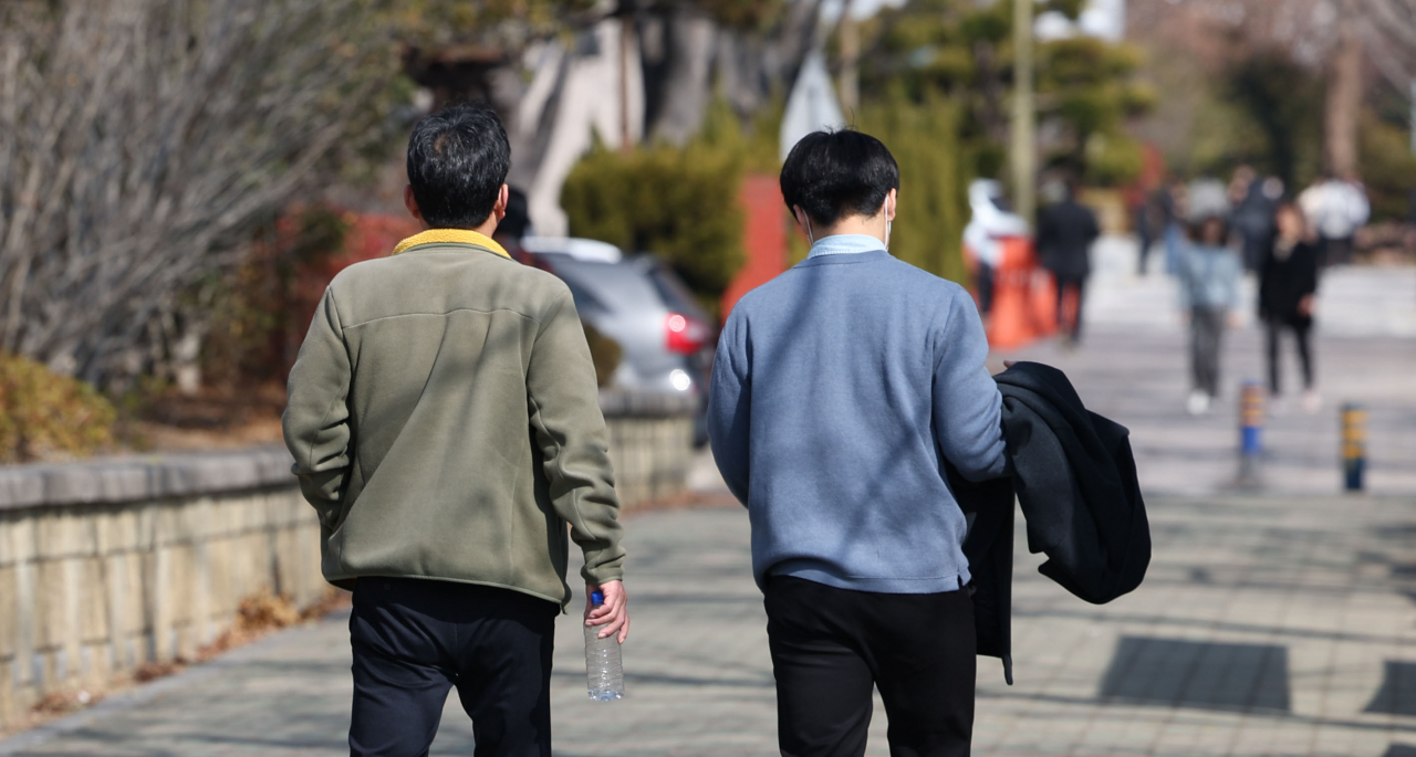 경남 창원지역 낮 최고 기온이 12도까지 오르는 등 따뜻한 날씨를 보인 8일 가벼운 옷차림의 시민이 창원시 성산구 경남도교육청 주변 길을 걷고 있다. [연합]