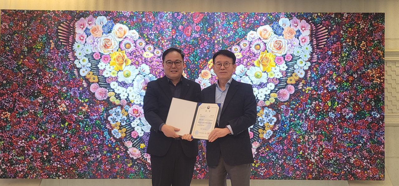 민병철(오른쪽) 선플재단 이사장이 김영상 기자에게 선플대상을 수여하고 있다.