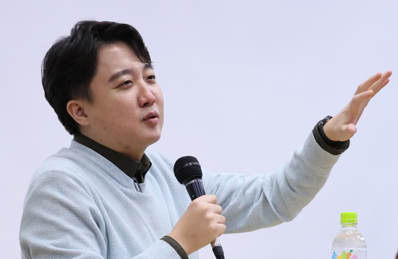 국민의힘 이준석 전 대표가 22일 오후 서울 성북구 고려대학교 정경관에서 정치외교학과 '한국의신보수주의' 주최로 열린 특별 강연 '보수주의의 길을 묻다'에서 학생 패널들의 질문에 답하고 있다. 연합뉴스