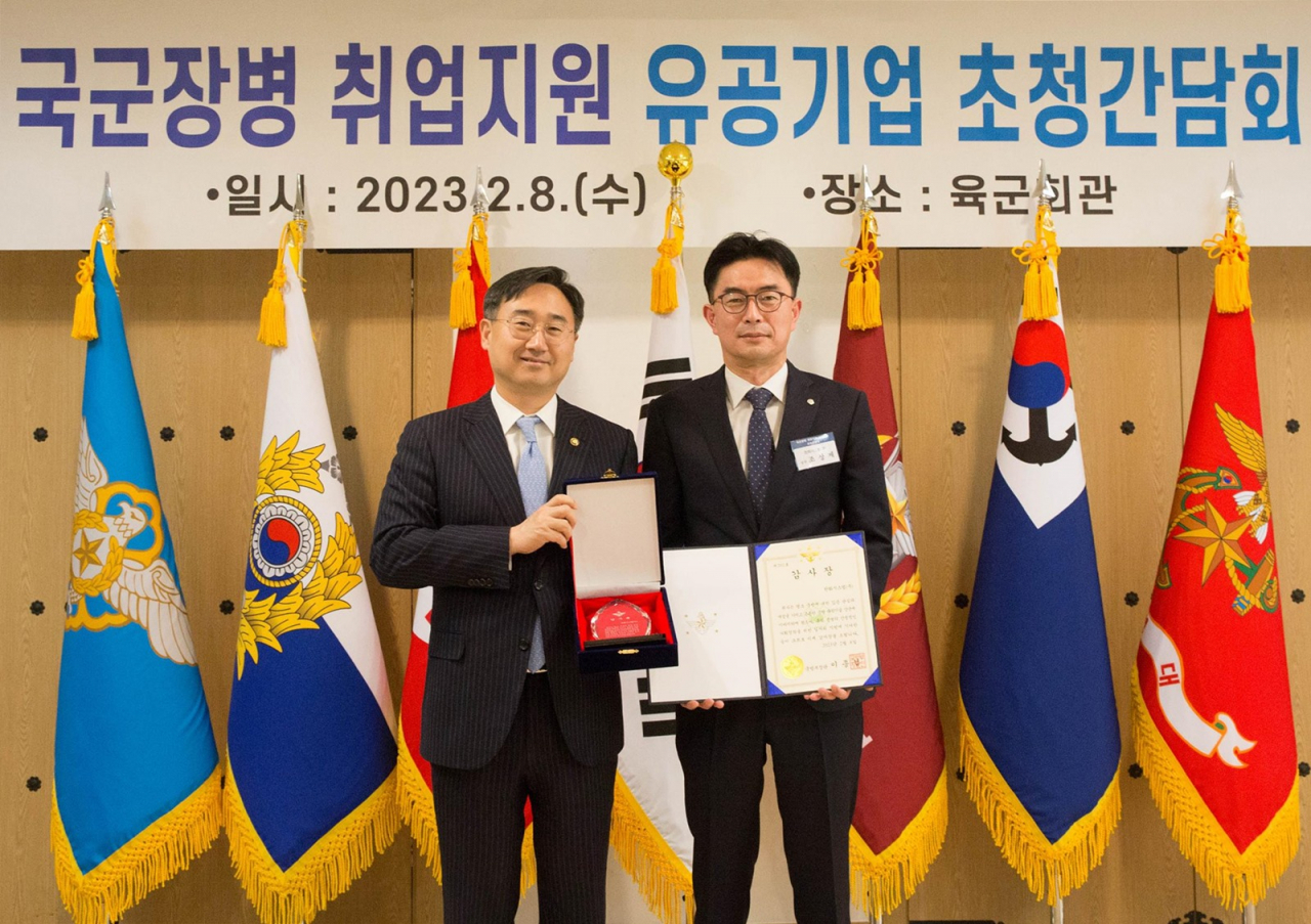 조상제(오른쪽) 한화시스템 인사지원실장과 신범철 국방부 차관이 8일 서울 용산구 육군회관에서 열린 국군장병 취업지원 유공기업 초청간담회에서 기념촬영을 하고 있다. [한화시스템 제공]