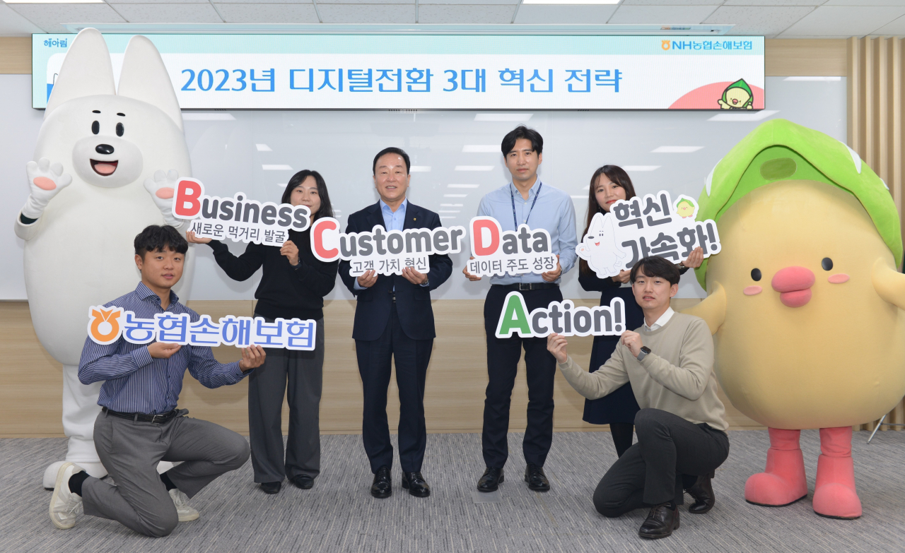최문섭(왼쪽 세번째) NH농협손해보험 대표이사가 직원들과 함께 슬로건을 소개하고 있다. [NH농협손해보험]