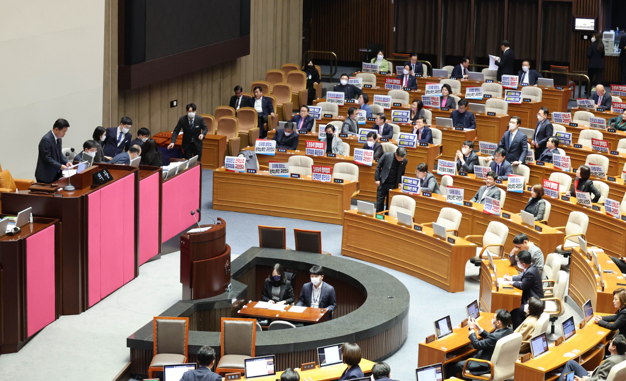 김진표 국회의장이 8일 국회에서 열린 제403회 국회(임시회) 제4차 본회의에서 이상민 행정안전부 장관 탄핵 소추안의 표결 결과를 읽고 있다. [연합]
