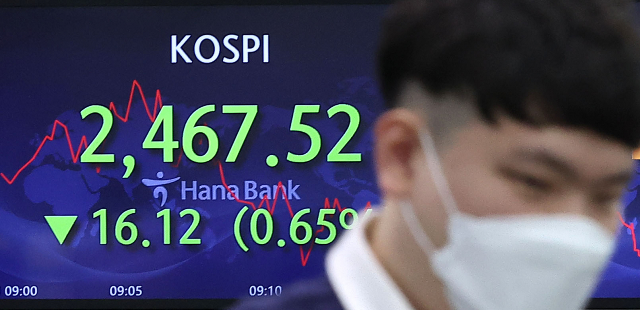 코스피가 전날보다 12.98포인트(0.52%) 내린 2470.66로 시작한 9일 오전 서울 중구 하나은행 본점 딜링룸에서 딜러들이 업무를 보고 있다. 이날 원/달러 환율은 전날보다 1.4원 오른 1261.5원으로, 코스닥은 3.38p(0.43%) 내린 776.60로 개장했다. 연합뉴스