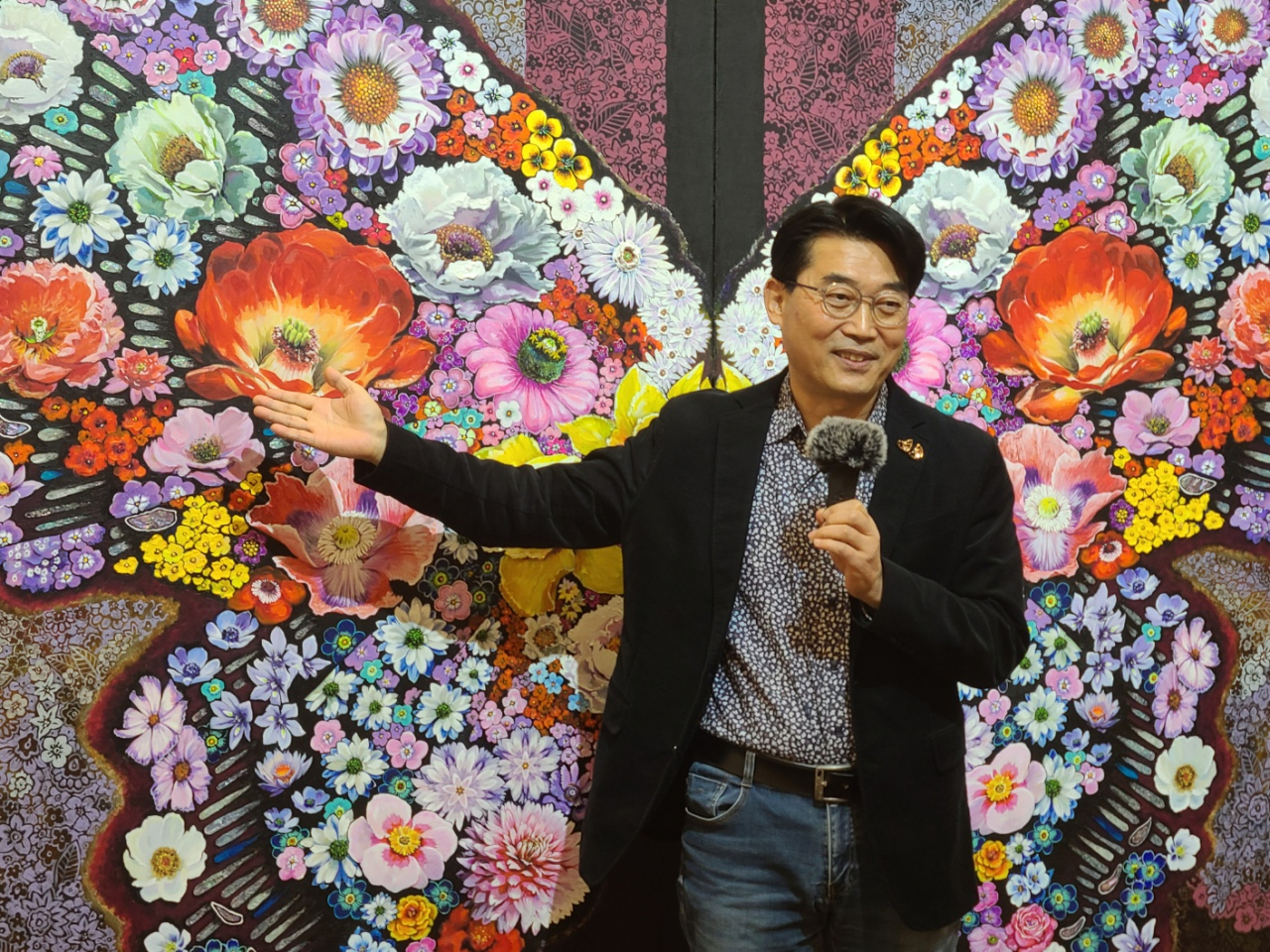 나비작가인 김홍년 화백이 자신의 작품인 ‘화접’ 앞에서 그림 설명을 하고 있다. 김 작가는 “나비의 행복한 작은 몸짓이 여기저기로 퍼져나가는 아름다운 세상이 됐으면 하는 마음에서 나비 그림에 몰두하는 것 같다”고 했다.