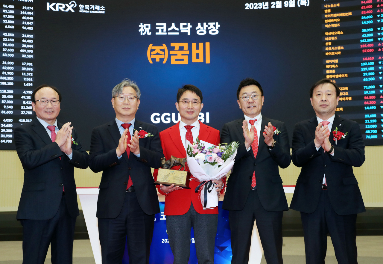 한국거래소 코스닥시장본부가 9일 서울 영등포구 한국거래소 서울사무소 홍보관에서 유아가구 전문기업 꿈비의 코스닥 시장 상장 기념식을 개최했다. 상장기념패를 전달한 후 강왕락(왼쪽부터) 코스닥협회 부회장, 홍순욱 한국거래소 코스닥시장본부장, 박영건 꿈비 대표이사, 황현순 키움증권 대표이사, 유도석 한국IR협의회 상무가 기념 촬영을 하고 있다. [한국거래소]