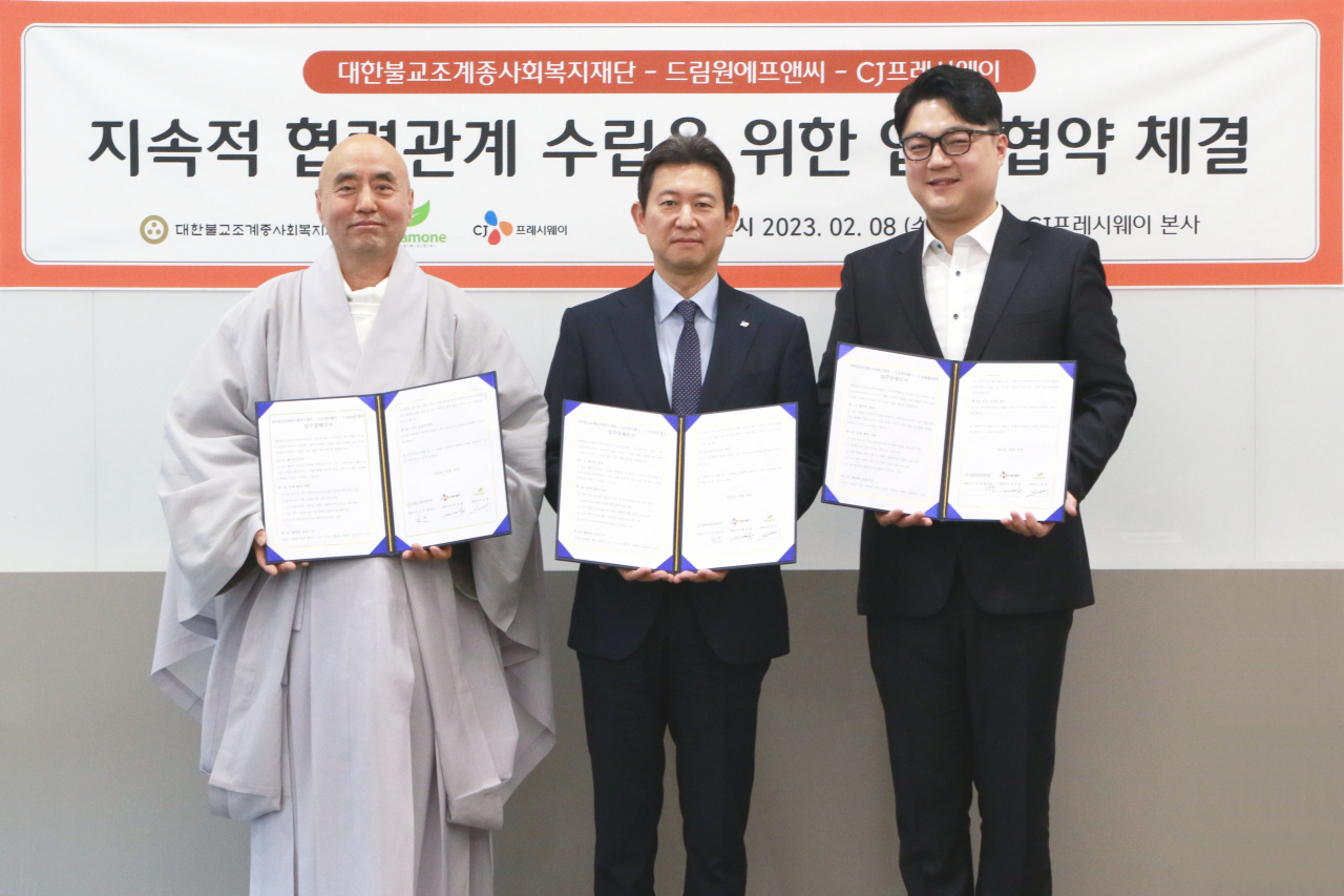 8일, 서울시 마포구에 위치한 CJ프레시웨이 본사에서 정성필 CJ프레시웨이 대표이사(중앙)가 보인스님 조계종재단 대표이사(왼쪽), 김 현 드림원에프앤씨 대표이사(오른쪽)와 함께 업무협약을 기념하고 있다. [CJ프레시웨이 제공]
