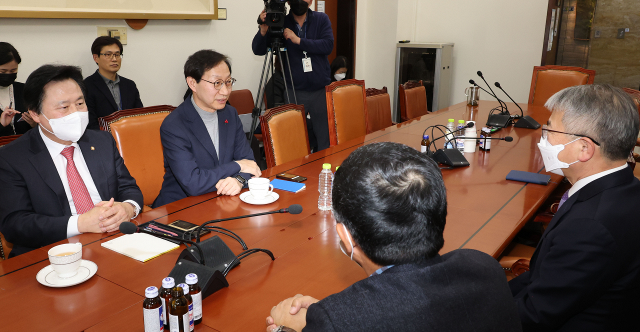 국회 연금개혁특별위원회 여야 간사와 민간자문위원회 공동위원장들이 8일 오후 국회 보건복지위원회에서 연금개혁 초안 문제 등을 논의하기 위해 회동하고 있다. 왼쪽부터 시계방향으로 강기윤 국민의힘 간사, 김성주 더불어민주당 간사, 김용하, 김연명 민간자문위 공동위원장. [연합]