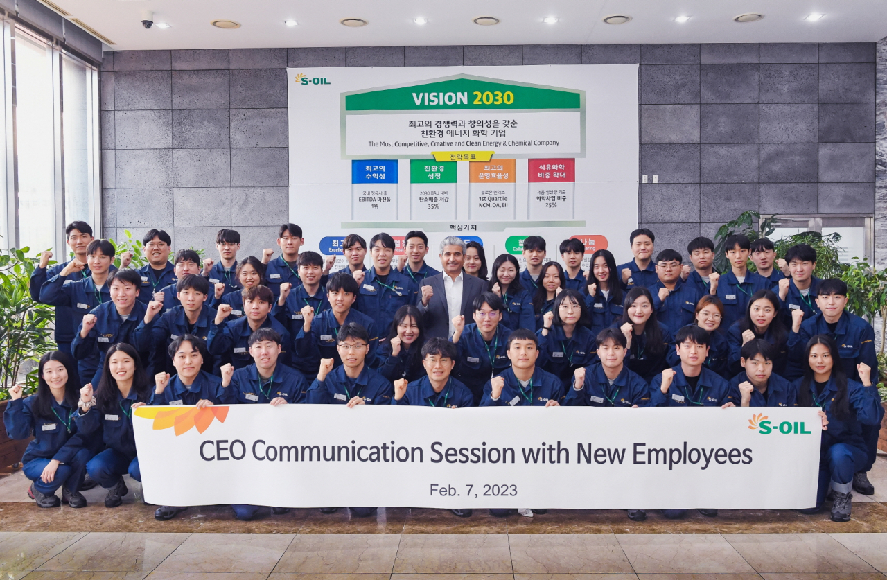 후세인 알 카타니 S-OIL 최고경영자(CEO)가 7일 울산공장에 방문해 올해 신입사원 46명과 기념사진을 촬영하고 있다. [S-OIL 제공]