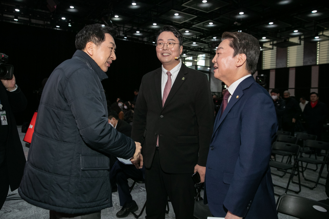 7일 오전 서울 강서구 한 방송 스튜디오에서 열린 국민의힘 제3차 전당대회 후보자 비전 발표회에서 김기현·천하람·안철수 후보가 대화하고 있다. [연합]
