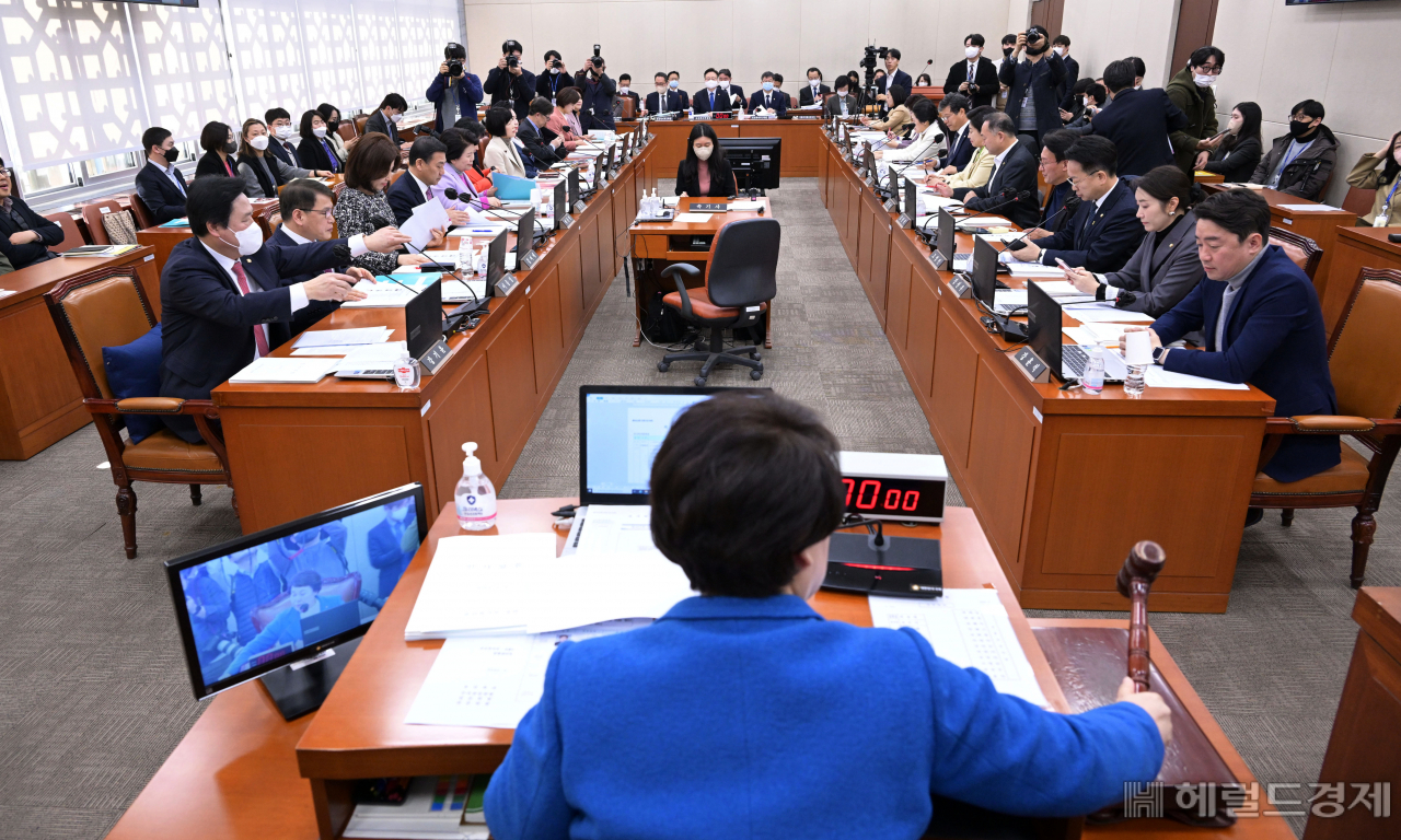 정춘숙 국회 보건복지위원회 위원장이 9일 오전 서울 여의도 국회에서 열린 보건복지위원회 전체회의에서 의사봉을 두드리고 있다. 이상섭 기자