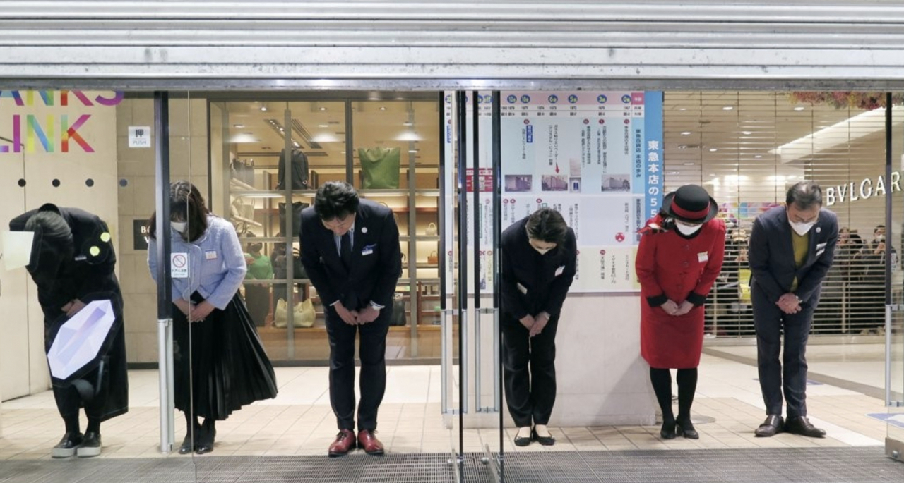 일본 도쿄 시부야 도큐백화점 직원들이 폐점을 앞두고 마지막 영업을 마친 뒤 인사는 모습. [연합]