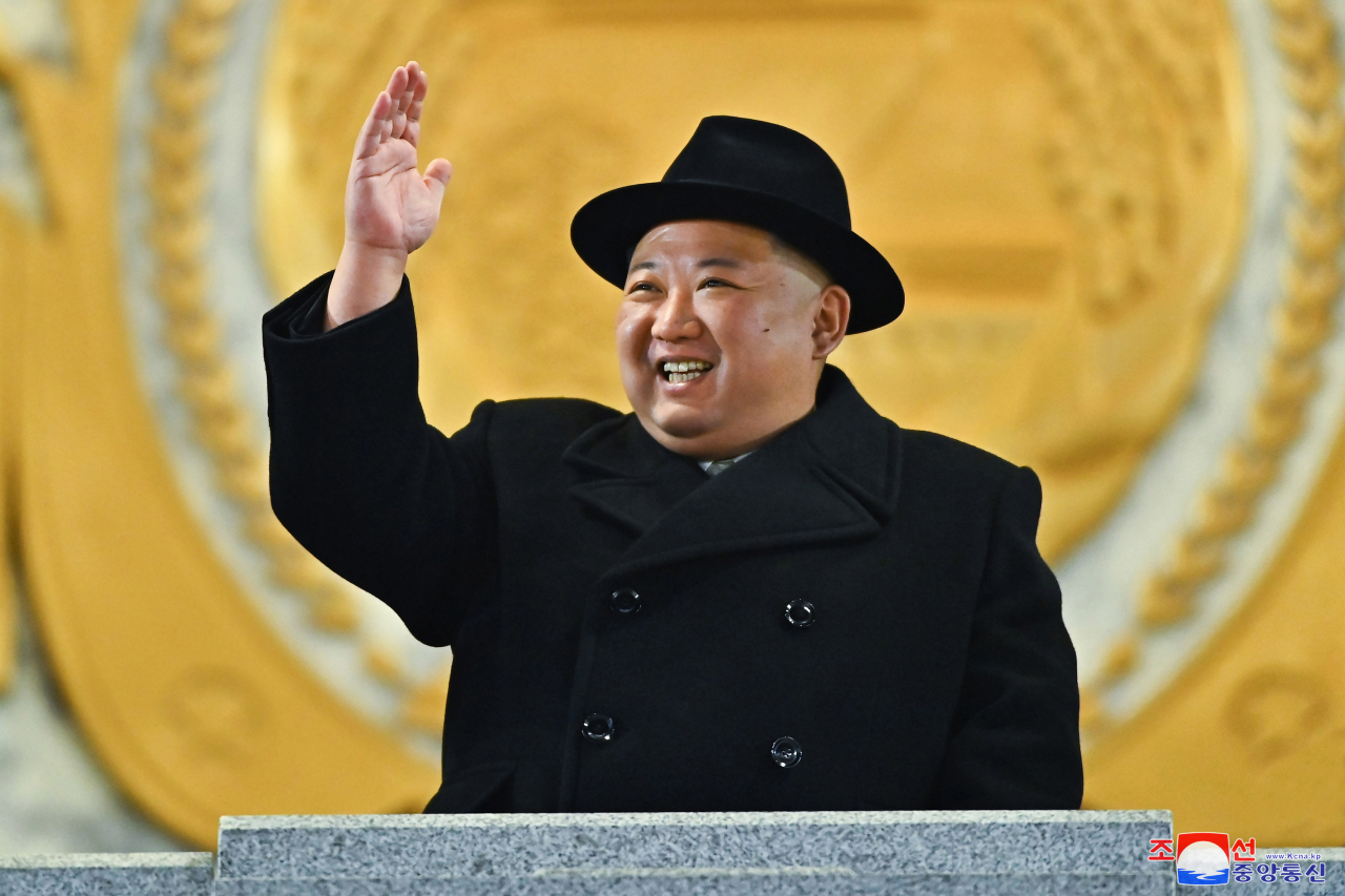 북한이 조선인민군 창건일인 건군절 75주년을 맞아 8일 평양 김일성광장에서 심야 열병식을 개최했다고 조선중앙통신이 9일 보도했다. [연합]