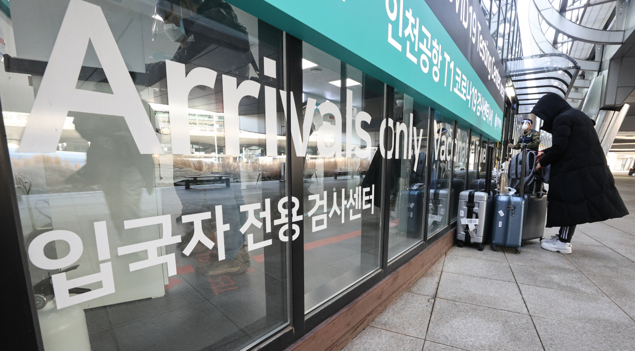 9일 오전 인천국제공항 제1여객터미널로 입국한 중국발 입국자들이 코로나19 검사센터에서 방역 관계자에게 안내를 받고 있다. 전날 중앙방역대책본부에 따르면 지난 7일 기준 유전자증폭 검사를 받은 중국발 입국자 291명 중 14.8％에 해당하는 43명이 양성 판정을 받았다. [연합]