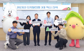 NH농협손해보험 최문섭 대표이사(왼쪽 세번째)가 직원들과 함께 슬로건을 소개하고 있다. [NH농협손해보험]