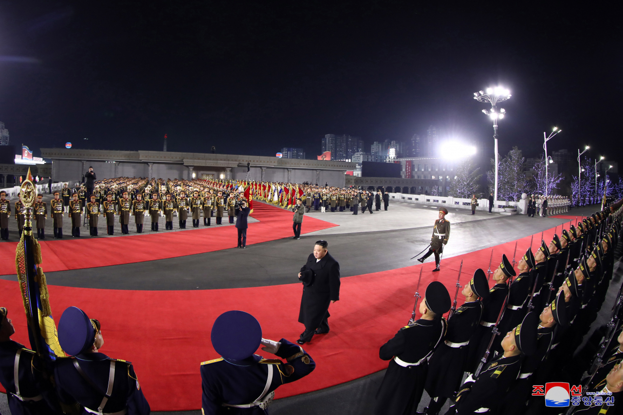 북한이 건군절(인민군 창건일) 75주년인 지난 8일 평양 김일성광장에서 야간열병식을 개최했다고 조선중앙통신이 9일 보도했다. [연합]