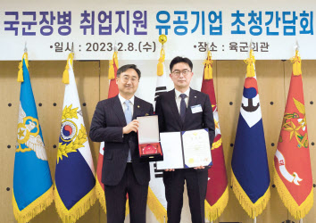 조상제(오른쪽) 한화시스템 인사지원실장과 신범철 국방부 차관이 8일 서울 용산구 육군회관에서 열린 국군장병 취업지원 유공기업 초청간담회에서 기념촬영을 하고 있다. [한화시스템 제공]