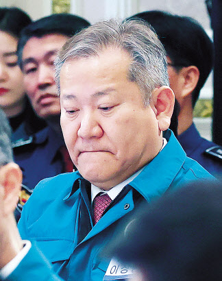 이상민 행정안전부 장관이 8일 청와대 영빈관에서 열린 제56차 중앙통합방위회의에 참석해 있다. [연합]
