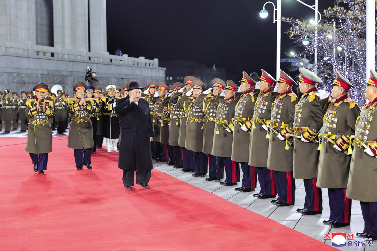 북한이 건군절(인민군 창건일) 75주년인 지난 8일 평양 김일성광장에서 야간열병식을 개최했다고 조선중앙통신이 9일 보도했다. 김정은 국무위원장이 군을 사열하고 있다. [연합]