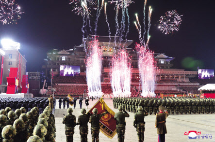 북한군이 야간에 열린 열병식에서 폭죽과 불꽃을 쏘아올리고 있다. [연합]