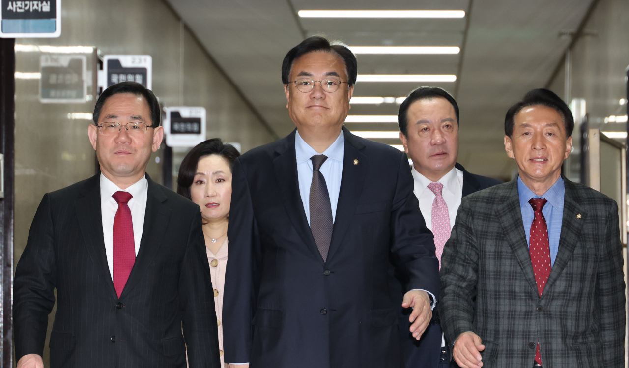 정진석 국민의힘 비상대책위원장, 주호영 원내대표, 김석기 사무총장과 비대위원들이 9일 오전 서울 여의도 국회에서 열린 비상대책위원회의에 참석하고 있다. [연합]