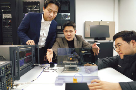SK텔레콤 직원들이 6G 후보 주파수에 대한 RIS 기술을 시연하는 모습. [SK텔레콤 제공]