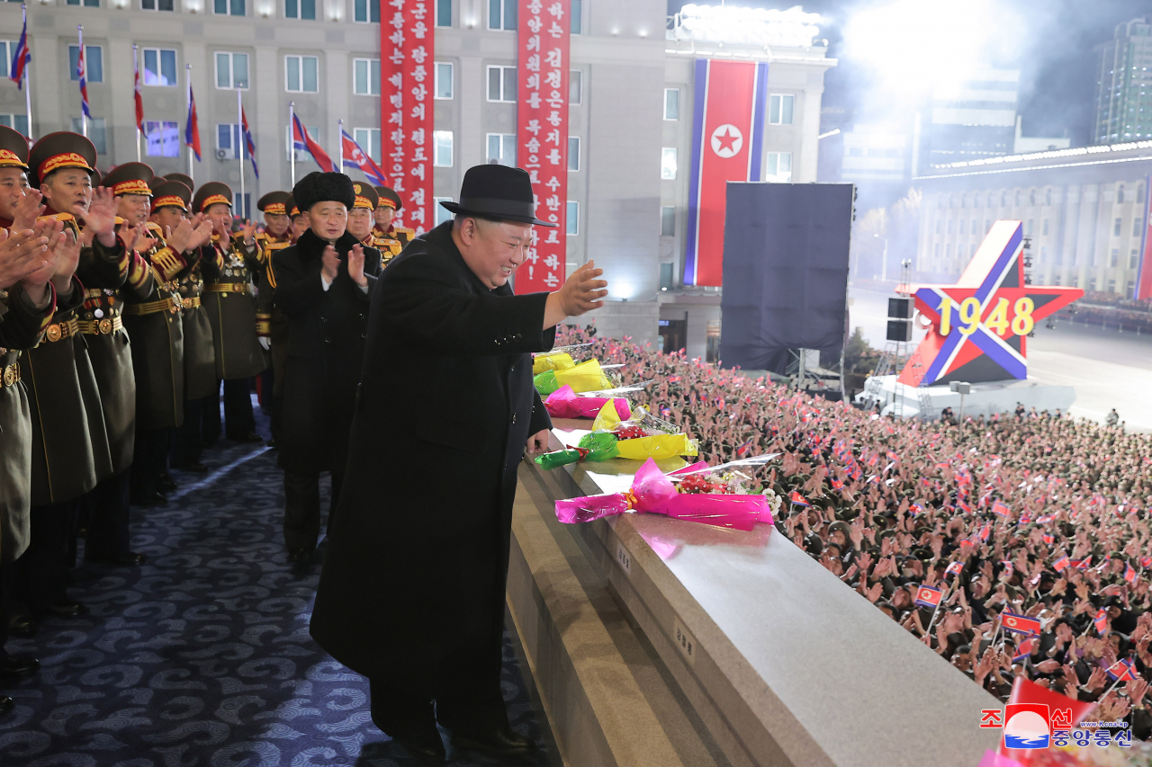 북한이 건군절(인민군 창건일) 75주년인 지난 8일 평양 김일성광장에서 열병식을 개최했다고 조선중앙통신이 9일 보도했다. [국내에서만 사용가능. 재배포 금지. For Use Only in the Republic of Korea. No Redistribution] 연합뉴스