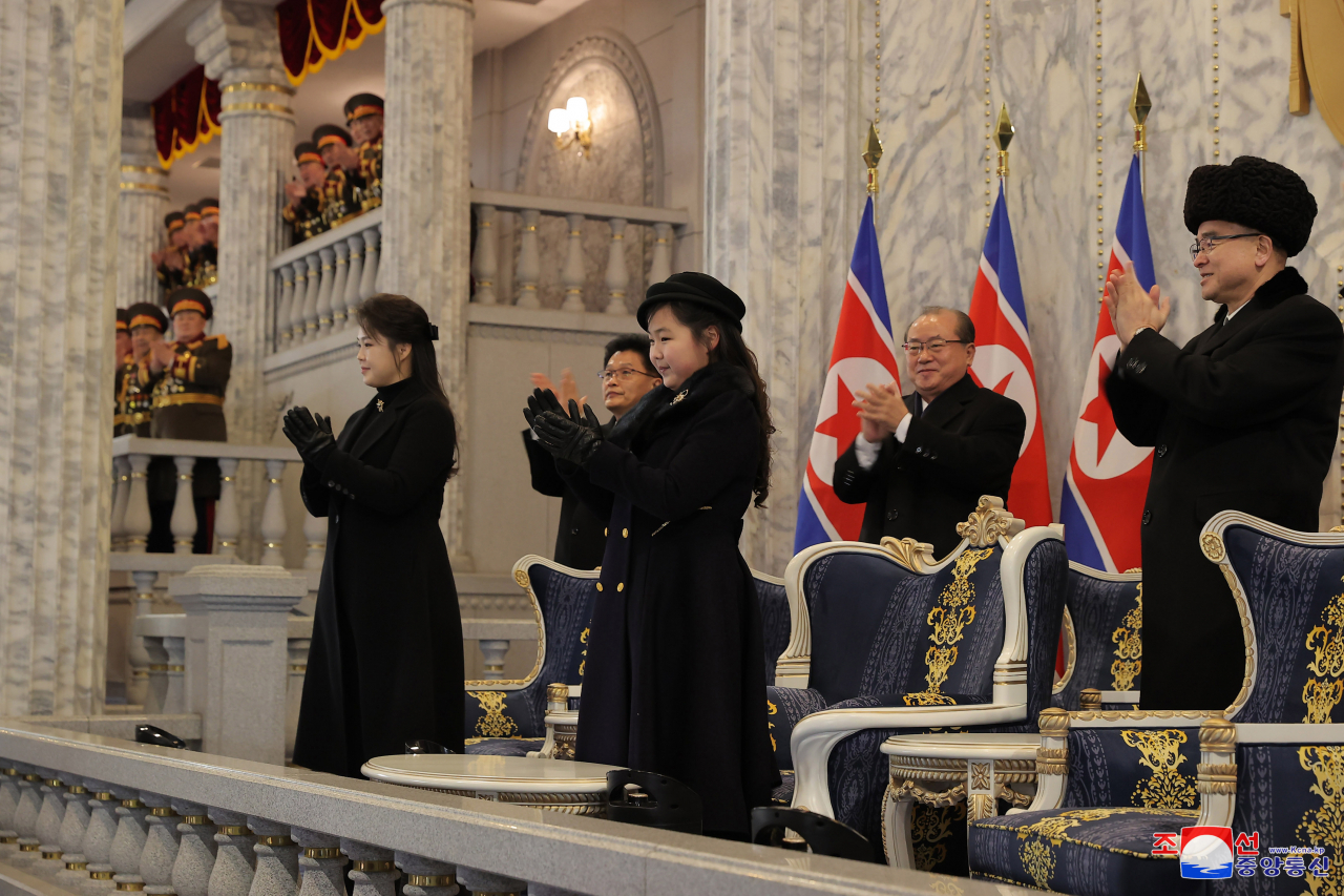 북한이 건군절(인민군 창건일) 75주년인 지난 8일 평양 김일성광장에서 열병식을 개최했다고 조선중앙통신이 9일 보도했다. 사진은 김 위원장의 딸 김주애(가운데)가 주석단에 자리한 모습. [국내에서만 사용가능. 재배포 금지. For Use Only in the Republic of Korea. No Redistribution] 연합뉴스
