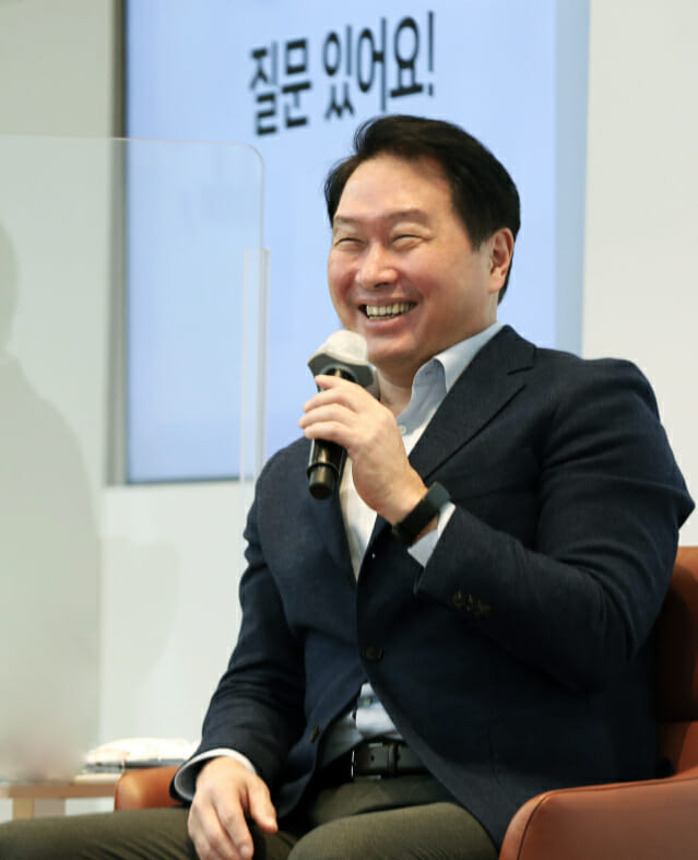최태원 SK그룹 회장이 지난해 SK이노베이션 울산CLX 수펙스홀에서 구성원들과 행복 토크를 하는 모습 [SK이노베이션 제공]