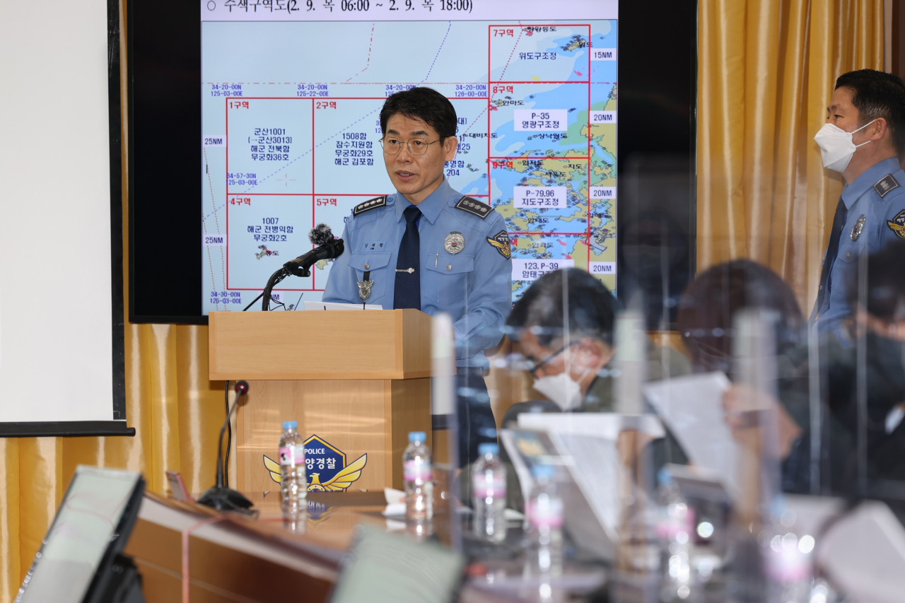 전남 목포시 목포해경에서 김해철 서장이 실종자 수색과 선체 인양 등 수습 상황을 브리핑하고 있다.[연합]
