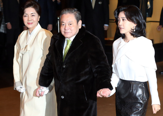 이건희 삼성전자 회장이 자신의 73세 생일인 9일 오후 서울 중구 신라호텔에서 열린 삼성그룹 사장단 신년 만찬에 부인인 홍라희 리움미술관 관장(왼쪽)과 딸 이부진 호텔신라 사장의 손을 꼭 붙잡고 참석하고 있다. [연합]