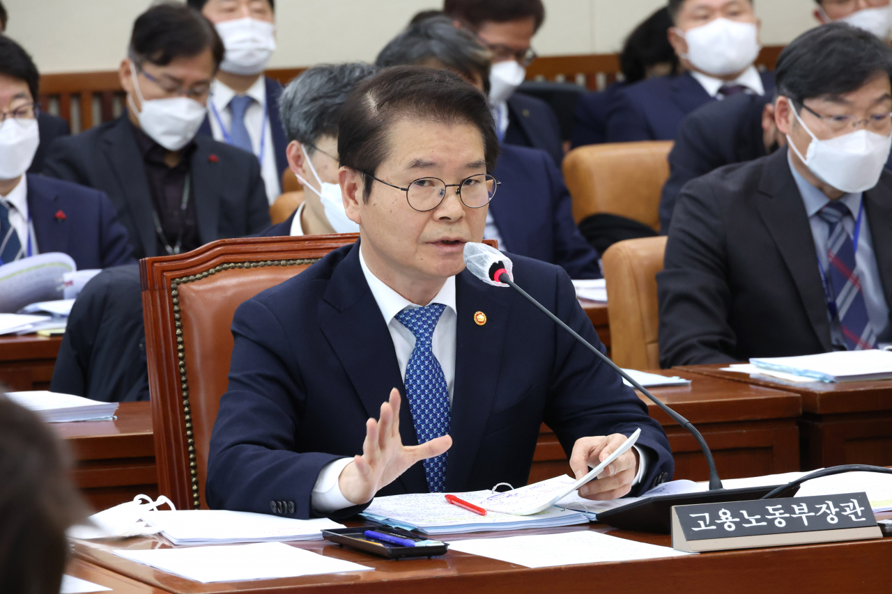 이정식 고용노동부 장관이 9일 오전 국회에서 열린 환경노동위원회 전체회의에서 의원질의에 답변하고 있다. [연합]