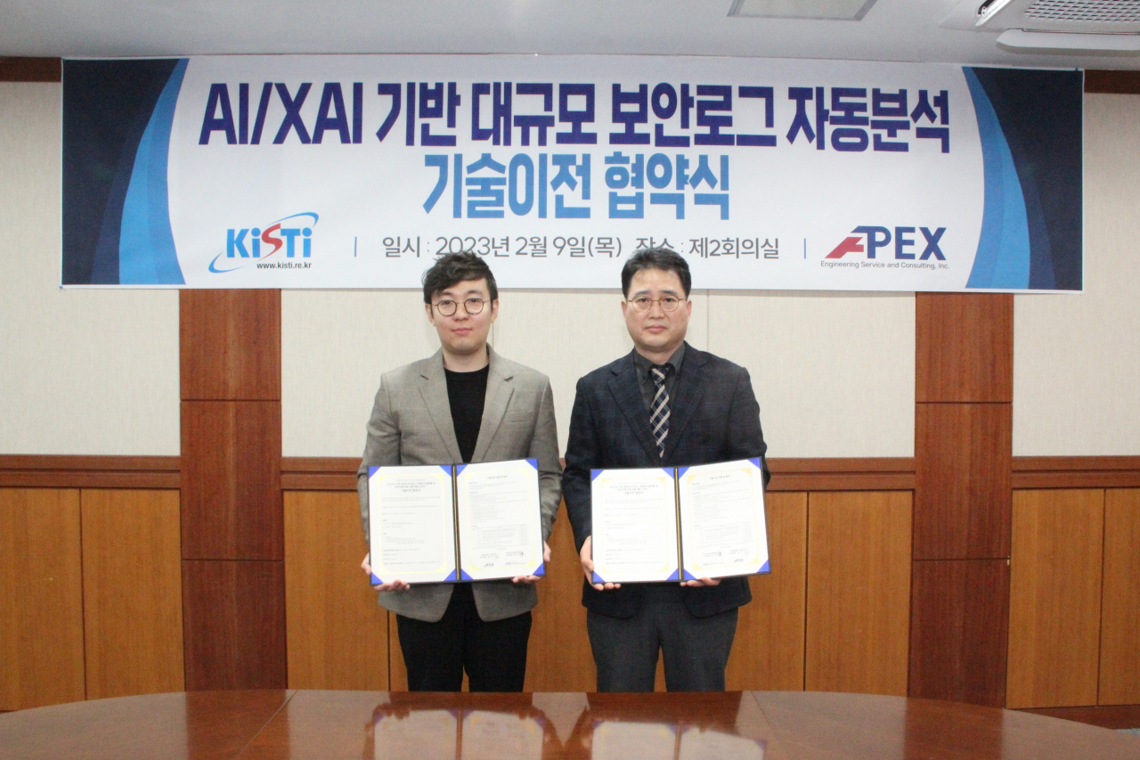 AI/XAI 기반 대규모 보안로그 자동분석 기술이전 협약 체결식. 장재홍(왼쪽) ㈜에이펙스 이에스씨 대표, 이혁로 KISTI 과학기술디지털융합본부장.[KISTI 제공]