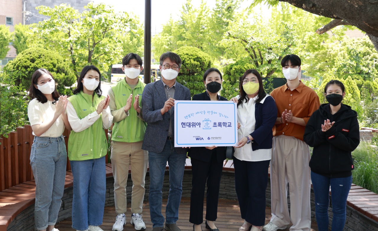 현대위아 임직원과 국립서울농학교 관계자들이 지난해 5월 서울시 종로구에 있는 국립서울농학교에서 ‘현대위아 초록학교’ 기념사진을 찍고 있다. 현대위아는 국립서울농학교를 초록학교로 선정해 학교 숲을 꾸몄다. [현대위아 제공]