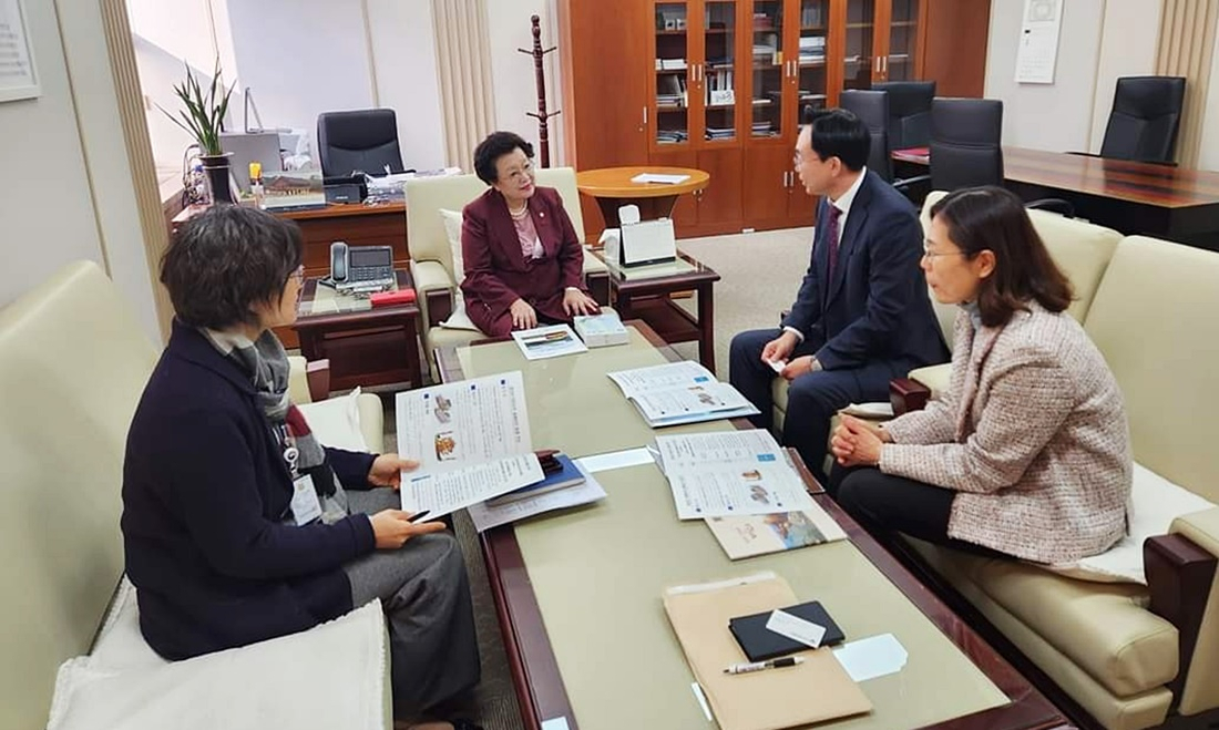 윤병태시장이 이배용국가교육위원장과 지역교육 현안을 설명하고 있다