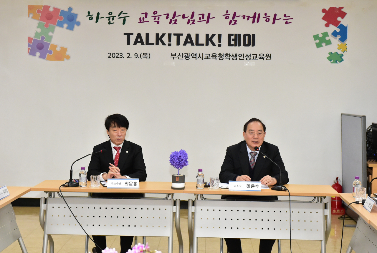 하윤수 교육감이 9일 오전 학생교육원을 방문해 일선 담당자들의 의견을 청취했다. [부산교육청 제공]
