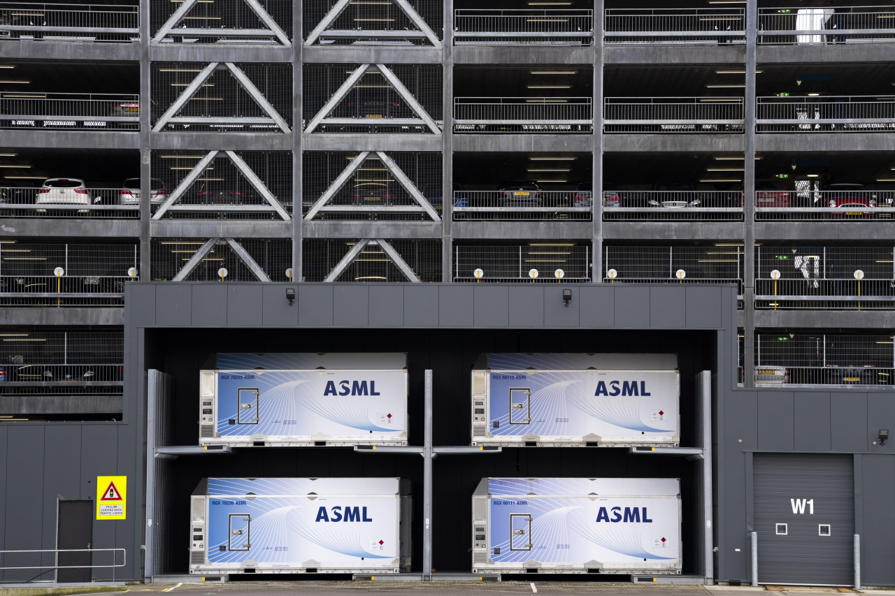 네덜란드 펠드호벤에 있는 반도체 생산 장비의 대표적인 제조업체인 ASML 단지 내 건물 중 하나의 외부 전경.[AP]