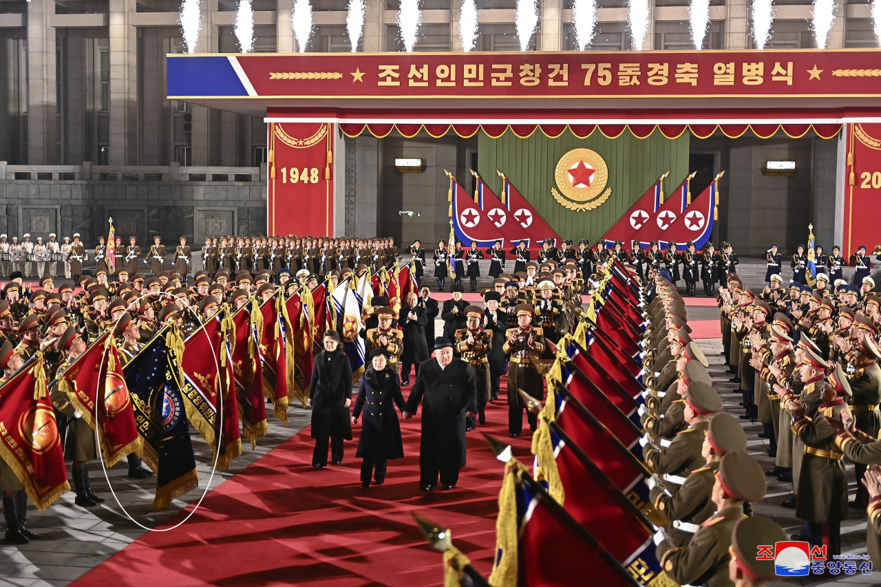 북한이 건군절(인민군 창건일) 75주년인 지난 8일 평양 김일성광장에서 열병식을 개최했다고 조선중앙통신이 9일 보도했다. 북한 군인이 미사일총국 깃발(흰색 원)을 들고 있다. [연합]