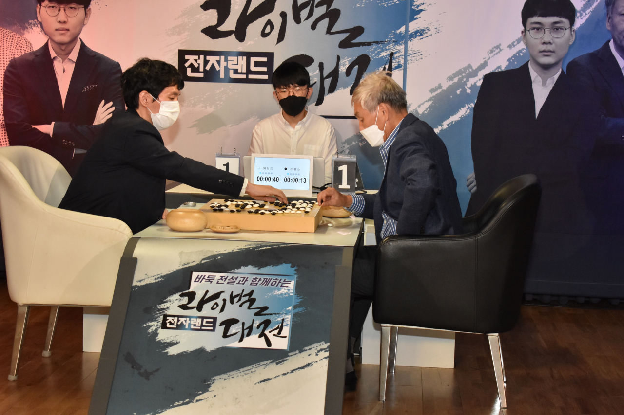 2021년 치러졌던 이창호(왼쪽)와 조훈현의 사제대결. [한국기원 제공]