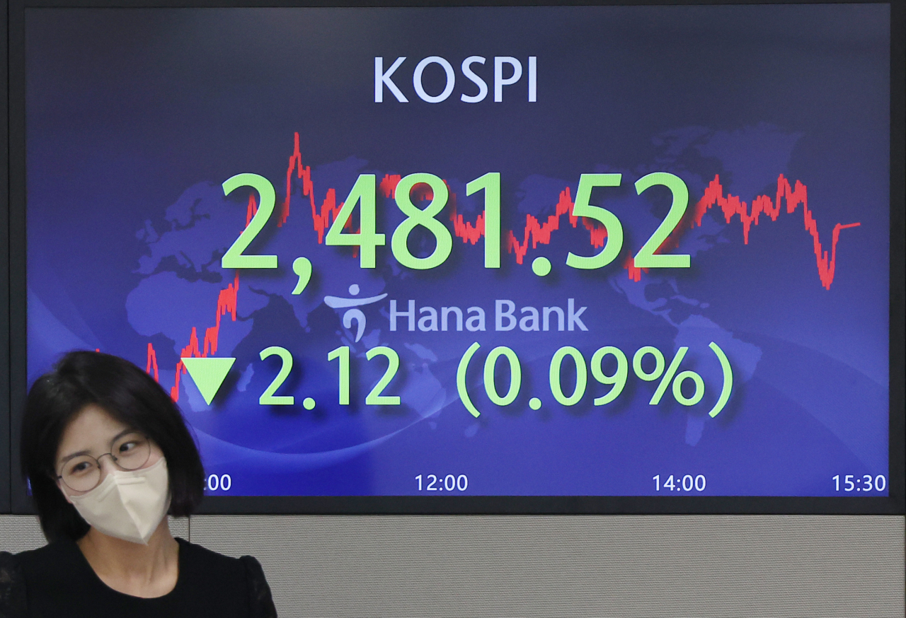 코스피가 2480대에서 약보합세로 마감한 9일 오후 서울 중구 하나은행 본점 딜링룸에서 직원들이 업무를 보고 있다. 이날 코스피는 전장보다 2.12포인트(0.09%) 내린 2481.52에 거래를 마쳤다. 연합뉴스