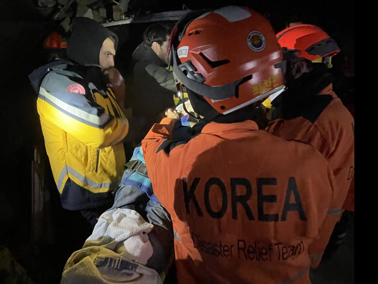 튀르키예 지진 피해 대응을 위해 하타이주에서 수색·구조활동을 시작한 대한민국 긴급구호대(KDRT)가 9일(현지시간) 70대 남성 생존자를 구조하고 있다. [KDRT 제공]