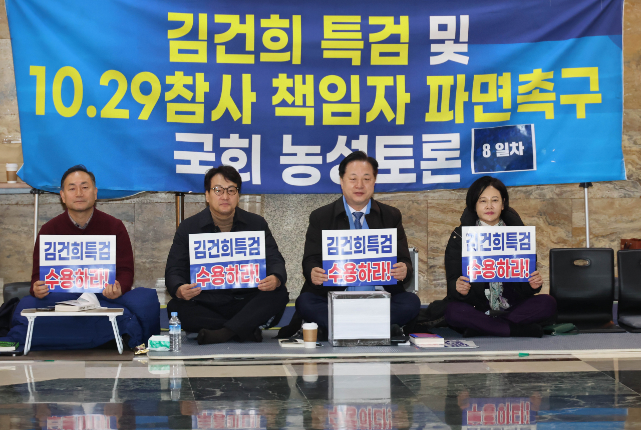 더불어민주당 이수진·김두관·안민석·김원이 의원(오른쪽부터)이 8일 오전 국회 로텐더홀에서 '김건희 특검 수용과 이상민 장관 파면을 촉구하는 농성'을 8일째 벌이고 있다. [연합]