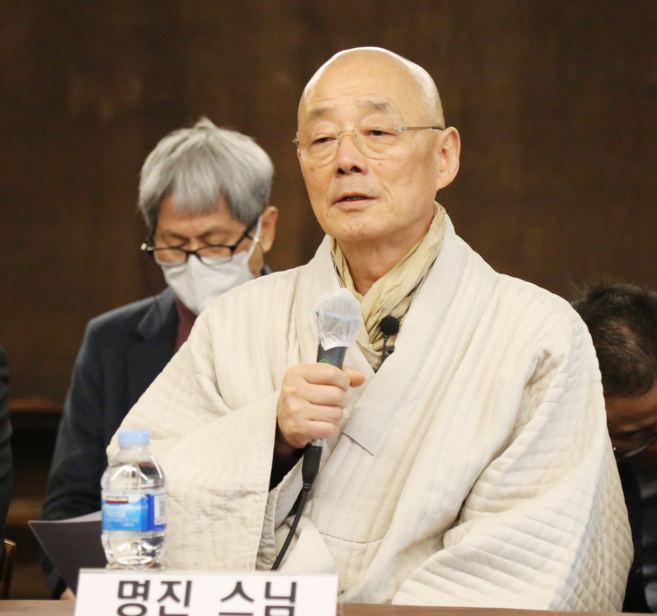 대한불교조계종 지도부를 비판하다 2017년 4월 승적을 박탈당한 명진스님이 9일 오후 징계 취소 요구 소송을 제기하기에 앞서 서울 중구의 한 카페에서 기자 간담회를 열어 소송에 관해 설명하고 있다. 연합뉴스