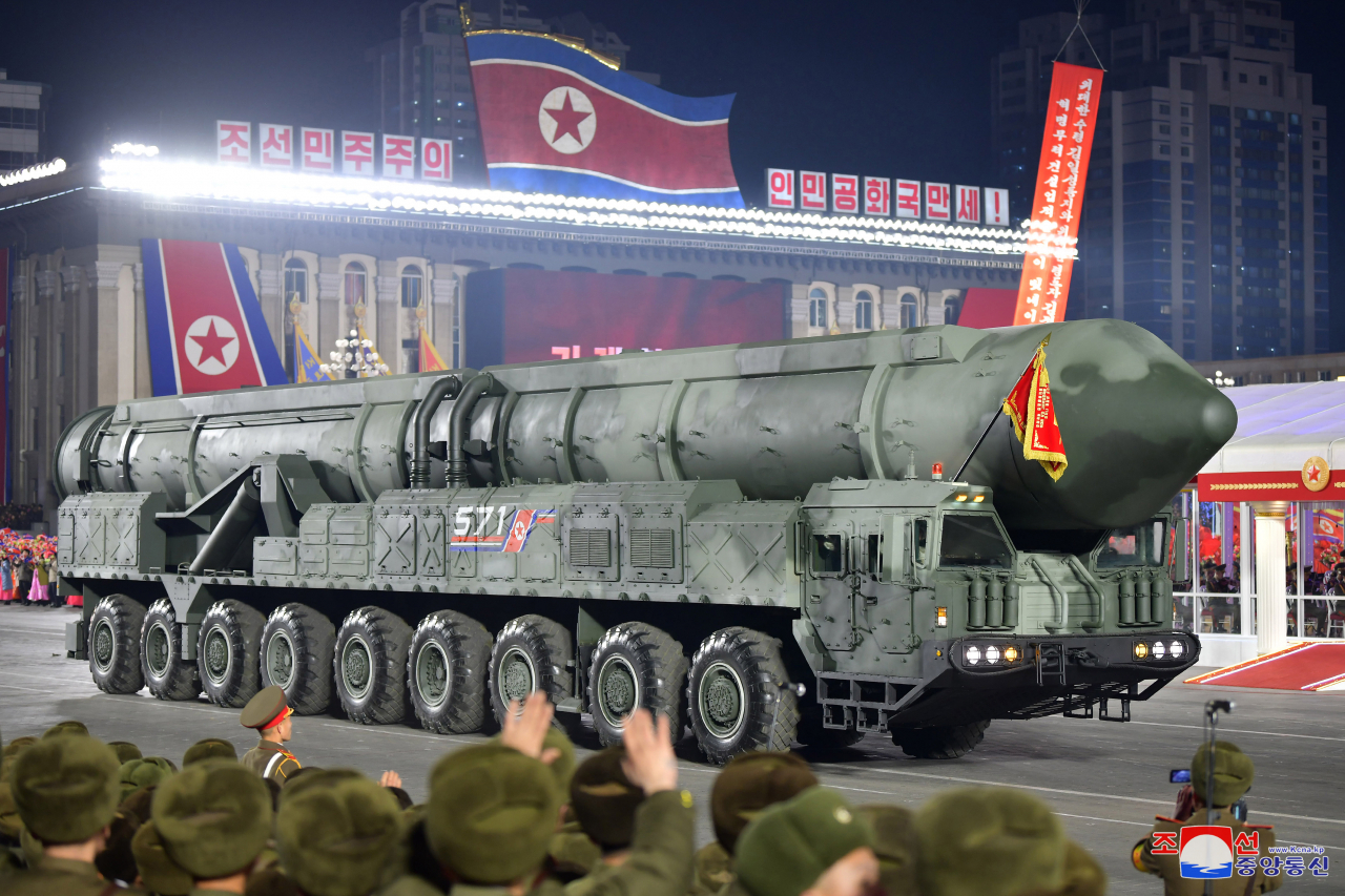 북한이 지난 8일 인민군 창건일(건군절) 75주년을 맞아 평양 김일성광장에서 열린 열병식에 고체연료 대륙간탄도미사일(ICBM)로 추정되는 신무기가 등장했다. [조선중앙통신] [연합]