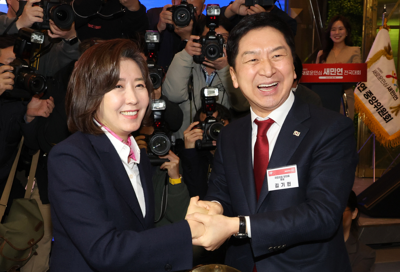 김기현 국민의힘 당대표 후보가 9일 오후 서울 마포구 케이터틀에서 열린 '새로운 민심 새민연 전국대회'에서 나경원 전 의원과 악수하고 있다. [연합]