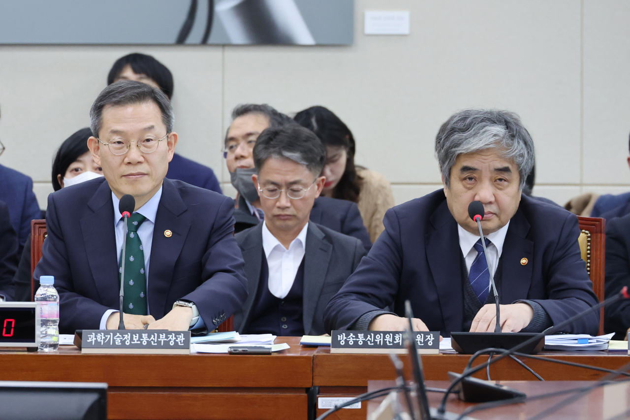 이종호 과학기술정보통신부 장관(왼쪽)과 한상혁 방송통신위원장이 9일 오후 국회에서 열린 과학기술정보방송통신위원회 전체회의에 참석하고 있다. [연합]