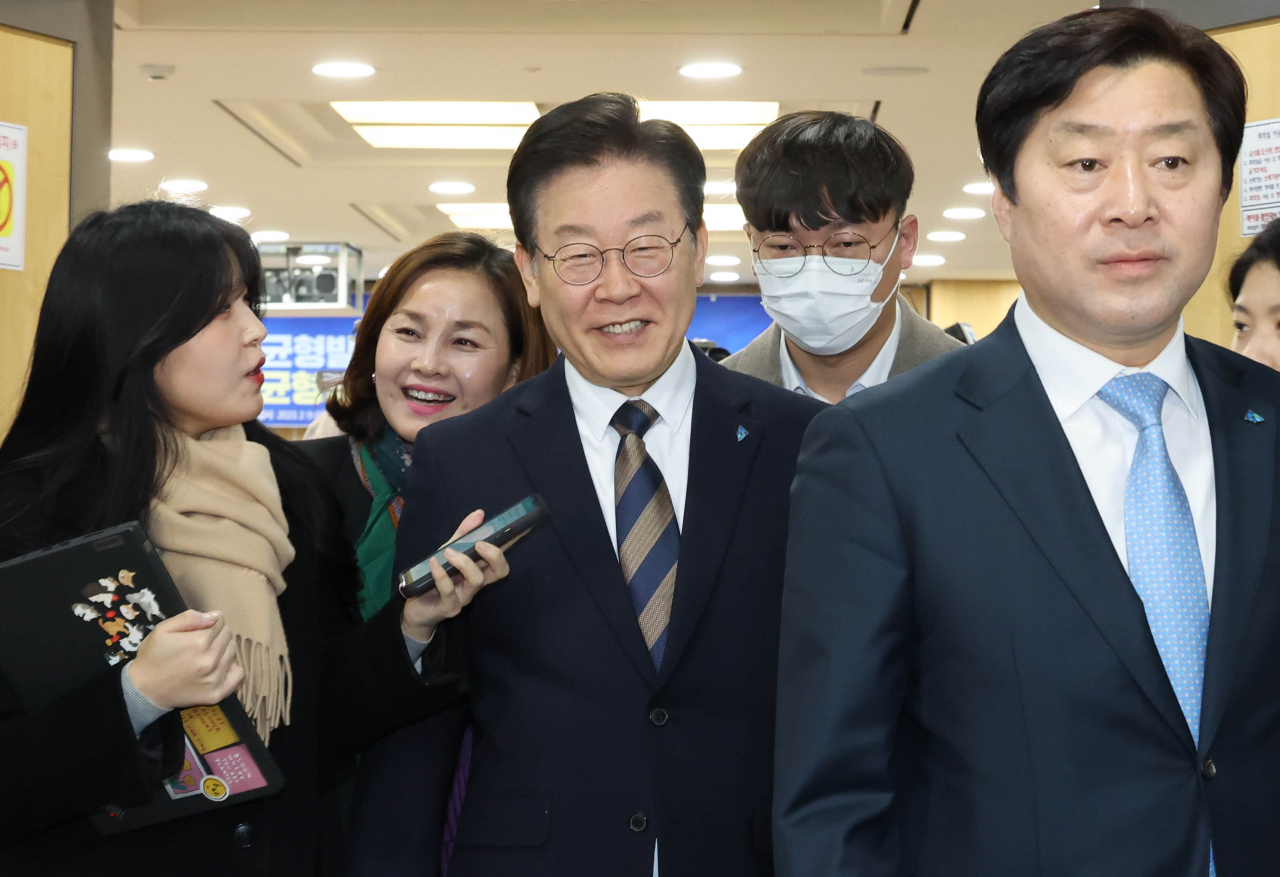 이재명 더불어민주당 대표가 9일 국회 의원회관에서 열린 국가균형발전특별위원회 발족식을 마친 뒤 회의장 밖으로 나가며 취재진의 질문을 받고 있다. [연합]